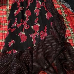 Skirt with ruffles. Elastic waist.